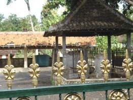 Salah satu kuburan yang dikeramatkan di Desa Girisuko