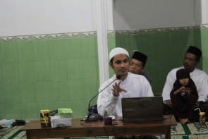 Ustadz M. Abduh Tuasikal saat kajian wisuda santri yang telah menghafal juz 30