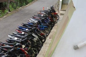 Keadaan kendaraan saat kajian di sore hari, santri ibu-ibu sudah mencapai 120 santri dari total 600 santri