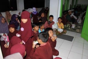 Anak-anak yang mengikuti program menghafalkan juz 30