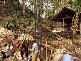 Tiang yang sudah siap berdiri