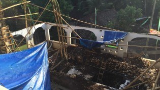 Keadaan masjid lama yang sudah dibongkar dan siap dipasang tiang-tiang