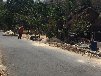 Pelebaran jalan di Dusun Warak.