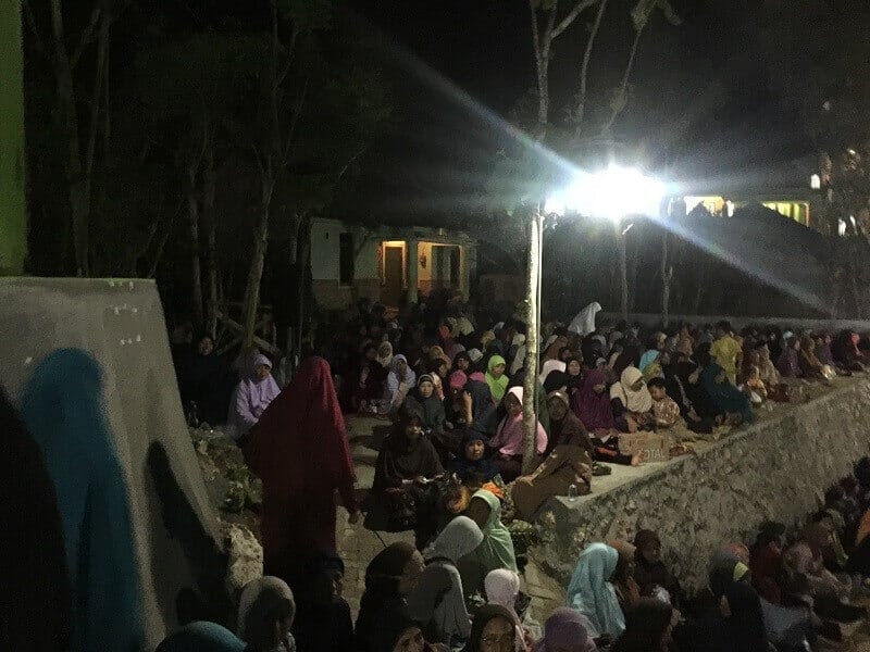Jamaah yang duduk sampai di halaman rumah warga.
