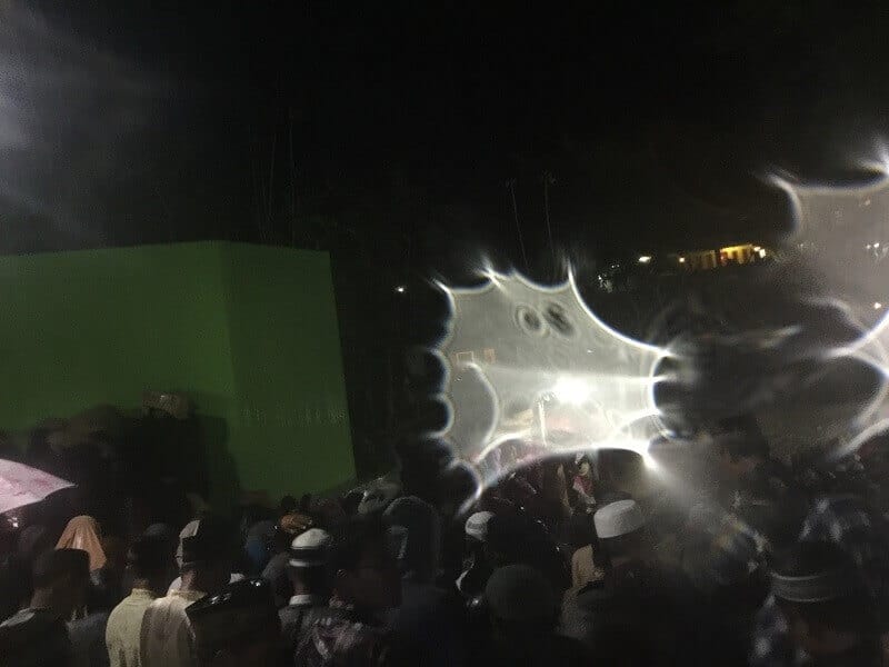 Hujan lebat turun, jamaah mencari tempat berteduh.