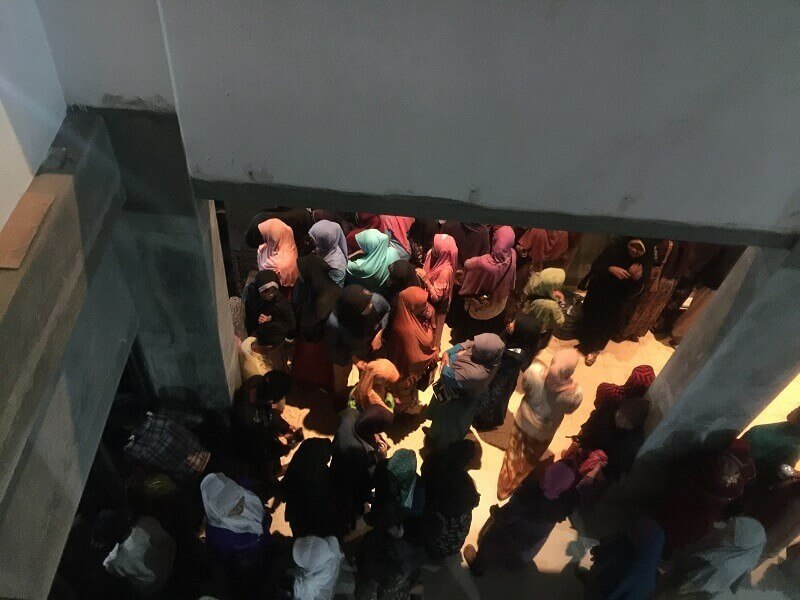 Jamaah berlindung di masjid lantai bawah.