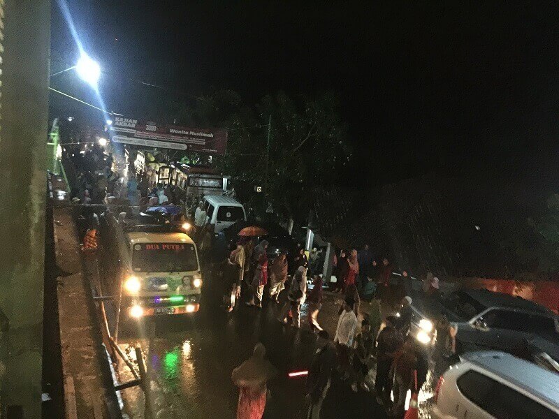 Keadaan di jalan pesantren yang basah ketika turun hujan, lalu lintas terlihat padat.